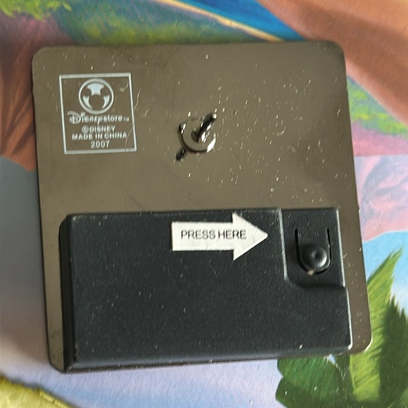 Disney’s Peter Pan Pin Set of two one lights up - Picture 9 of 9